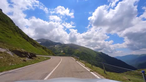 Eine-Ruhige-Wochenendfahrt-Auf-Der-Majestätischen-Bergstraße-Transfagarasan-Bei-Strahlend-Blauem-Himmel-In-Rumänien