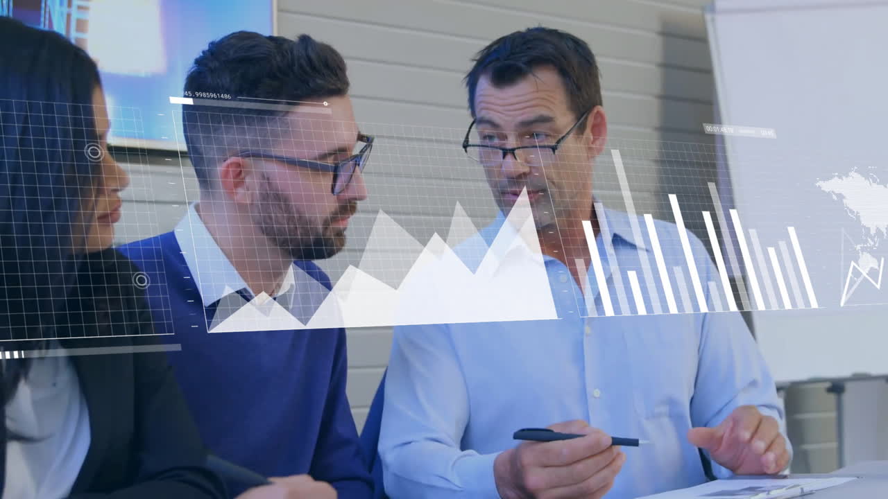 animación del procesamiento de datos financieros sobre diversas personas de negocios en la oficina