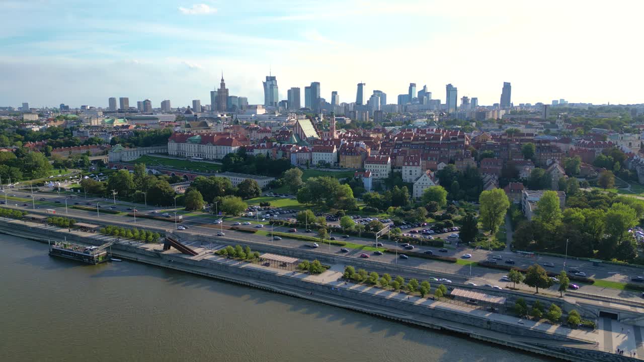Panorama aéreo de Varsóvia, Polônia, sobre o rio Vístula, com o centro da cidade e a Cidade Velha ao longe