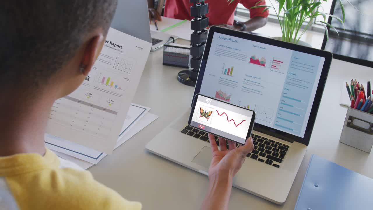 mujer de negocios afroamericana que usa un teléfono inteligente para llamadas de video con procesamiento de datos