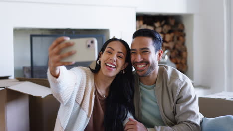 Pareja-Feliz,-Bienes-Raíces-Y-Selfie-En-Nuevo-Hogar