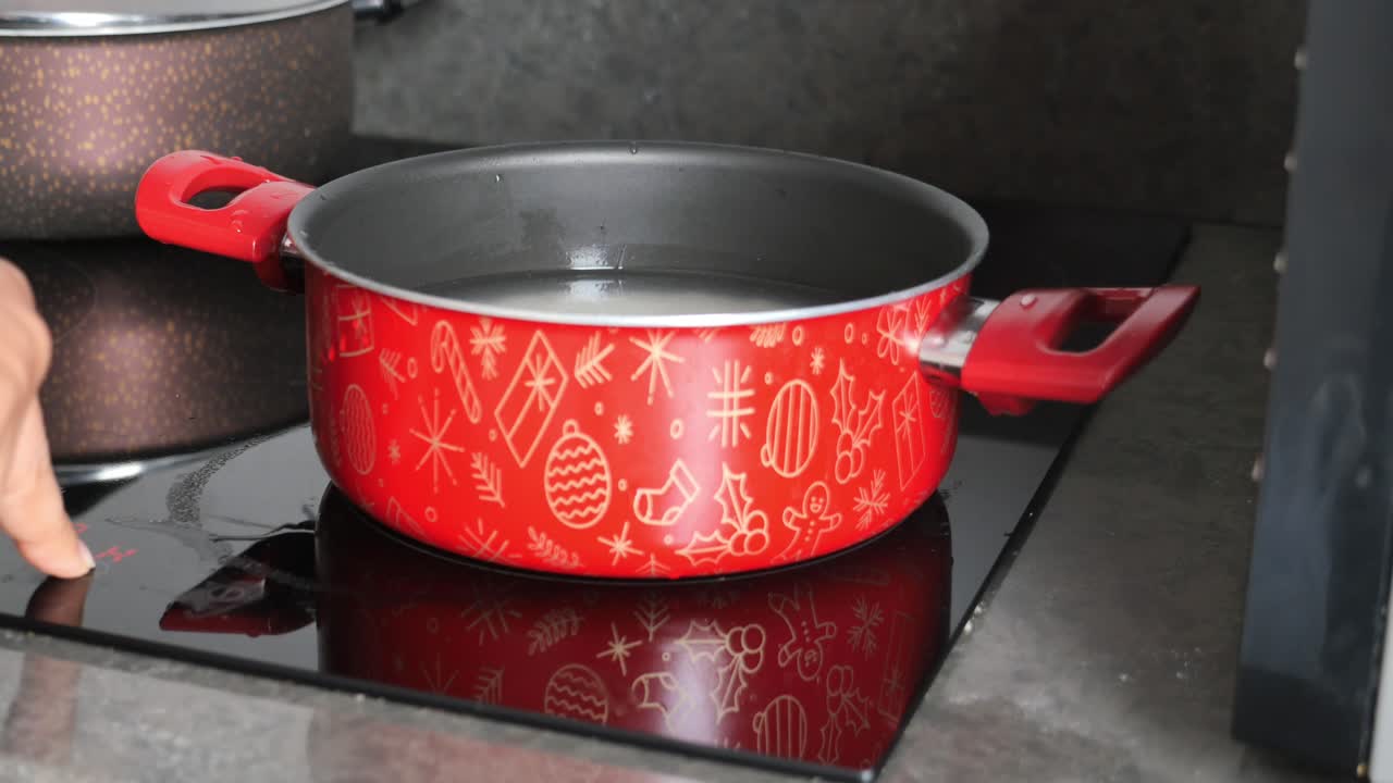 cocinando arroz en una olla con tema navideño