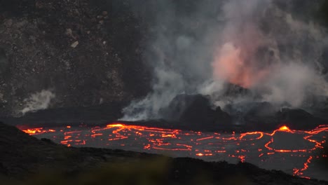 oscuro profundo magma rojo intenso arde sin llama en el parque nacional del volcán | lava posapocalíptico quemar fuego calor