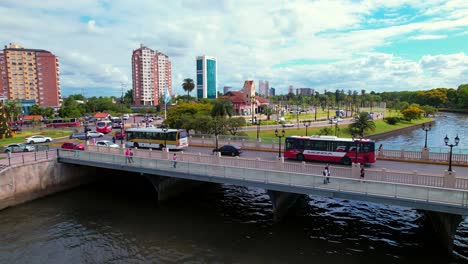 Luftaufnahmewagen-Der-Arístedes-Sacriste-brücke-In-Tigre,-Provinz-Buenos-Aires,-Starker-Verkehr-Während-Der-Hauptverkehrszeit