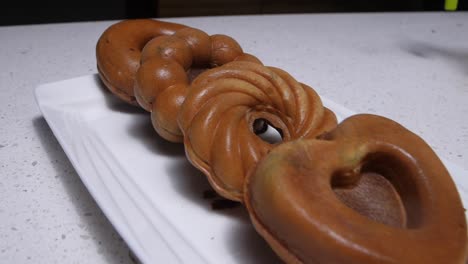 La-Rosquilla-Se-Coloca-En-Un-Plato