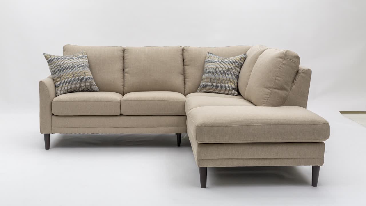 zoom lento en la sección de tela beige contra un fondo blanco