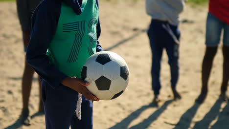 Junge-Wirft-Den-Fußball-In-Die-Luft-4k