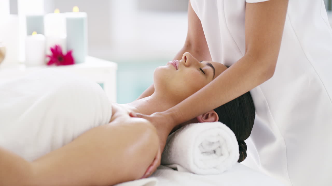 imágenes de 4k de una hermosa mujer joven que busca