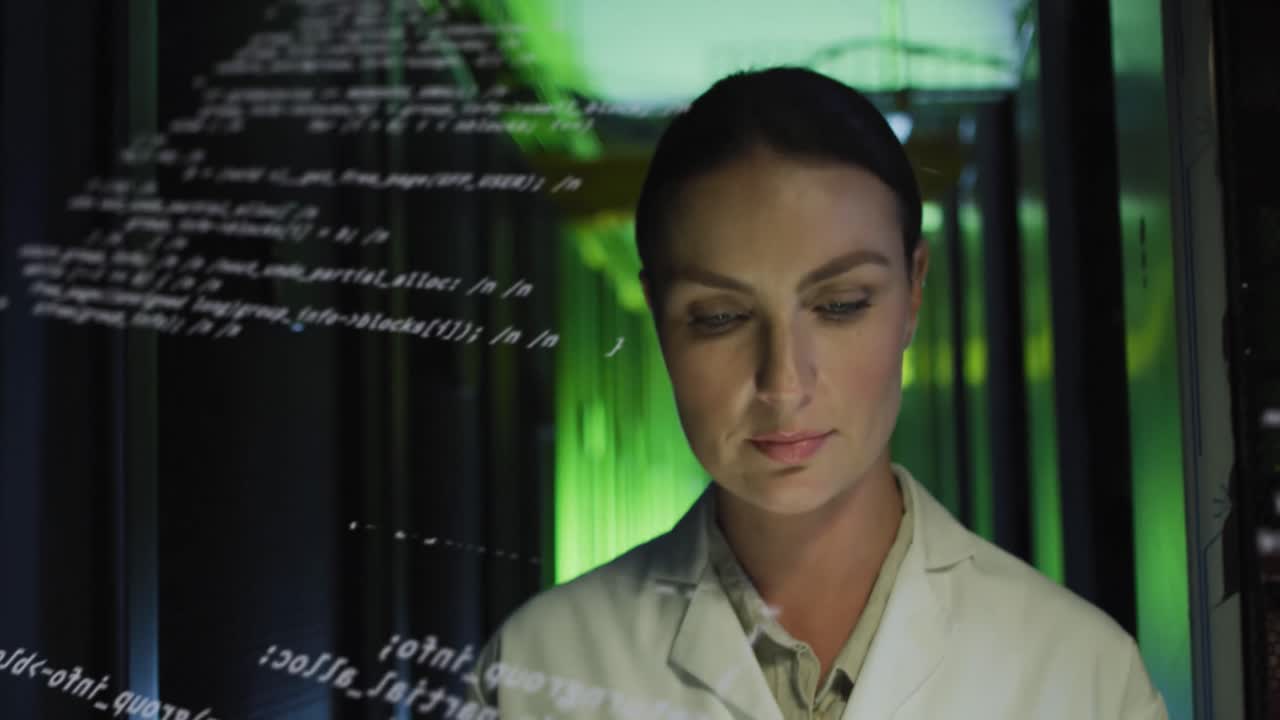 animación del procesamiento de datos en los servidores de verificación de mujeres caucásicas