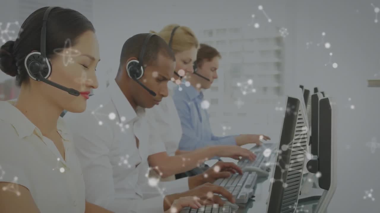 animazione di molecole in movimento su uomini d'affari che indossano cuffie per telefono