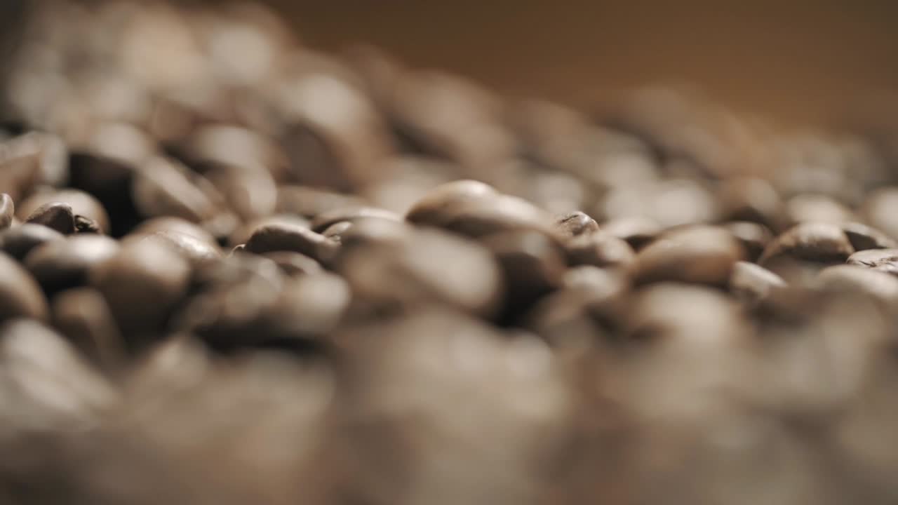 granos de café frescos esparcidos en una mesa de madera a cámara lenta