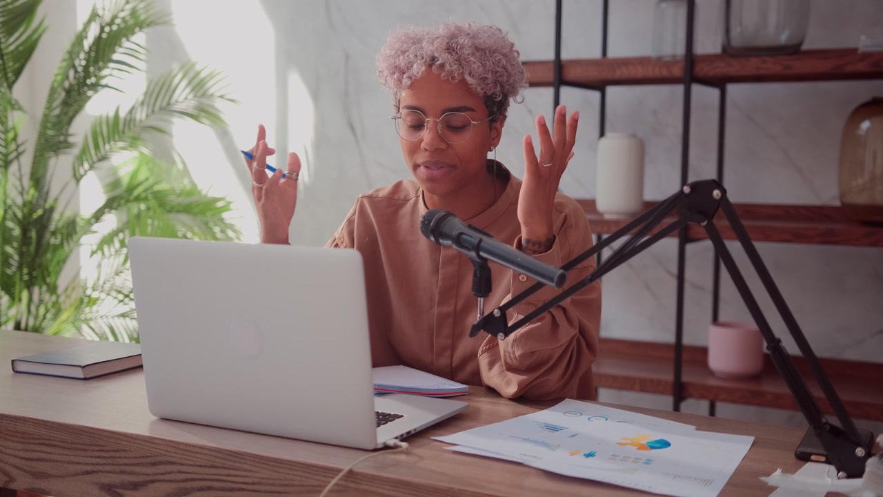 Afrikanische Fernlehrerin leitet eine Webinar-Klasse und spricht mit einem Studenten per Webcam.