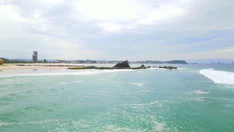 Blaue-Wellen,-Die-Auf-Currumbin-Felsen-Spritzen