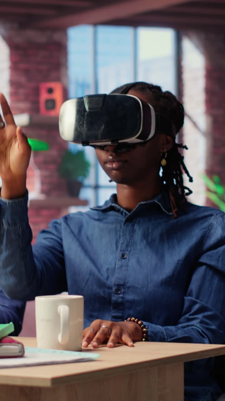 Donna afroamericana con visore per la realtà virtuale