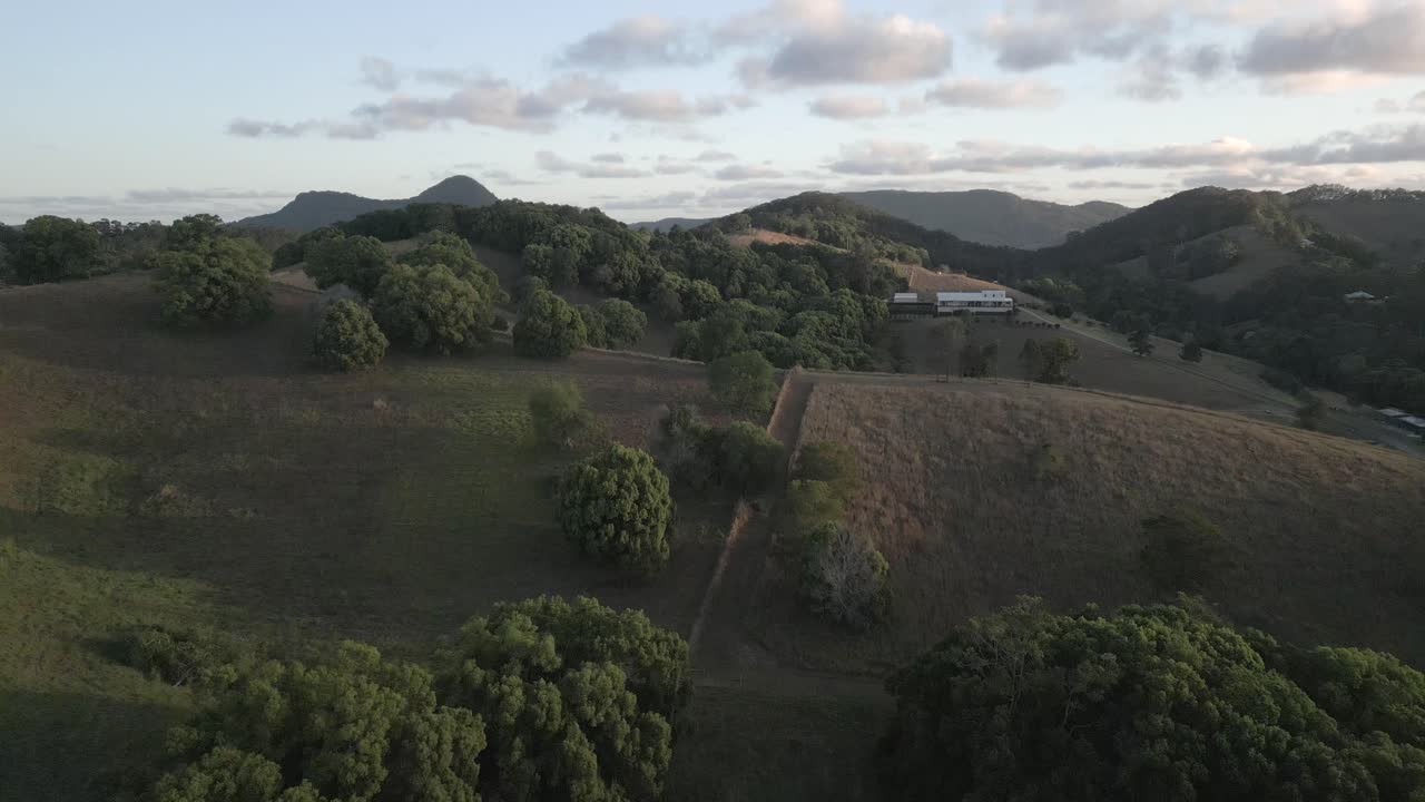 Udara: Rumah mewah di pedesaan perbukitan bergelombang NSW, Australia.