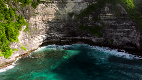 Ocean-Waves-Splashing-On-Coastal-Cliffs-At-Beach-In-Nusa-Penida,-Bali,-Indonesia