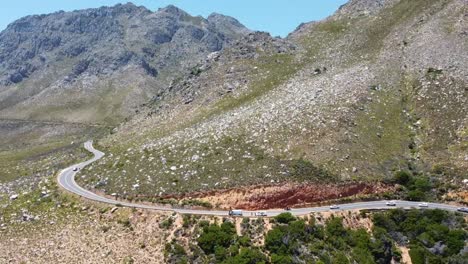 ruta de jardín de la carretera costera de sudáfrica por avión no tripulado