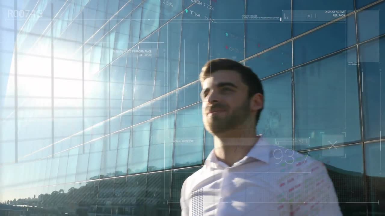 animación de la interfaz con procesamiento de datos contra el hombre caucásico celebrando fuera de la oficina.