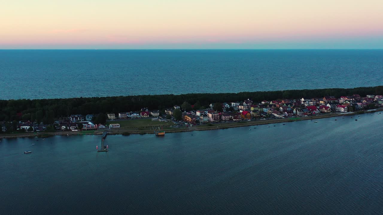 찰루피 마을, 발트해, 폴란드, 해안을 따라 무인 항공기가 있는 아름다운 해변의 공중 전망