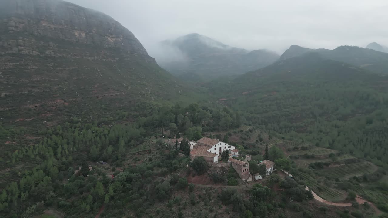 hermosa granja en medio de las montañas brumosas cerca de montserrat, cataluña