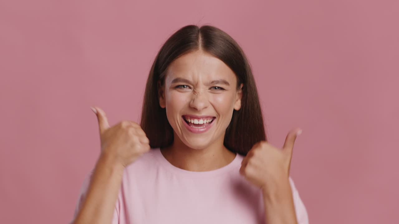 mujer con los pulgares hacia arriba