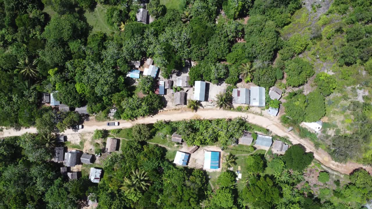 conduciendo por un camino de tierra a través de las selvas y aldeas de áfrica con vehículos fuera de carretera