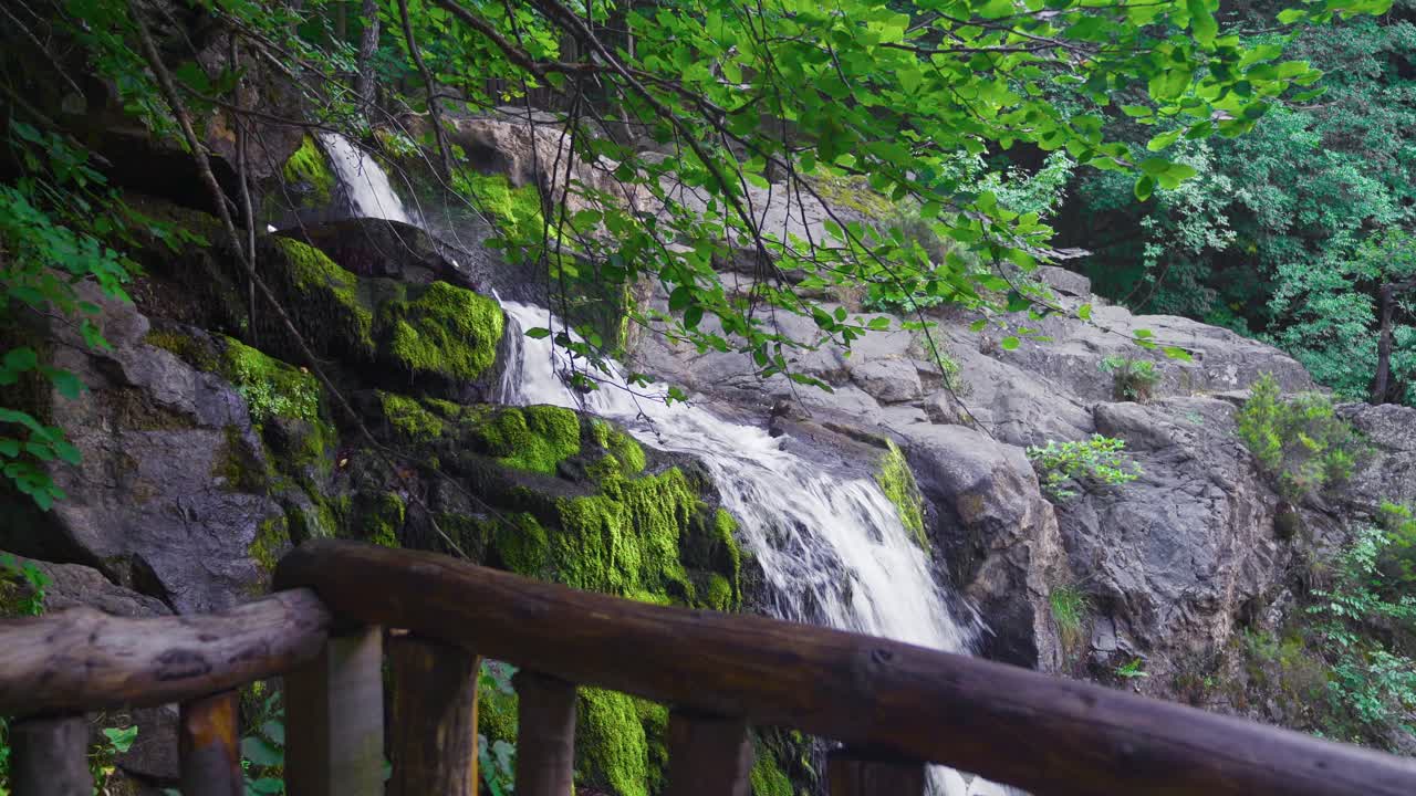 La cascata scorre