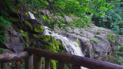 la cascada está fluyendo.