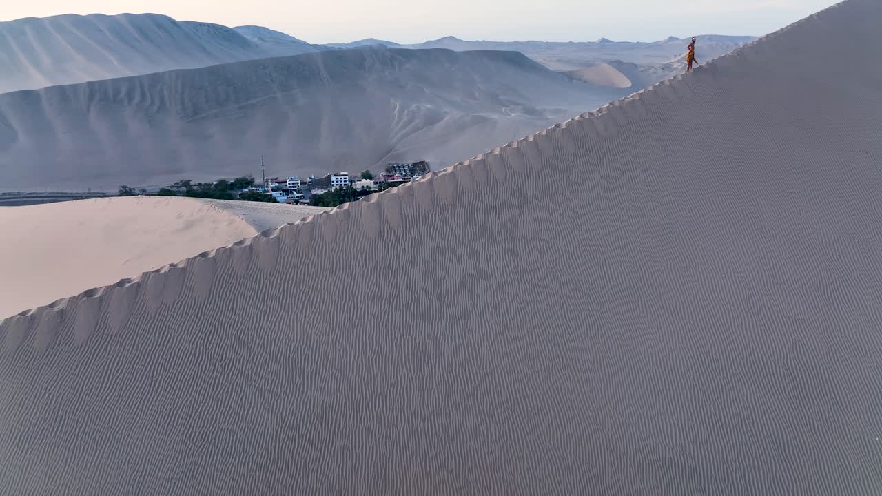 모래 언덕을 걷는 여자