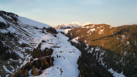 Amden-Es-El-Valle-De-La-Hora-Dorada-De-Suiza-En-Las-Montañas