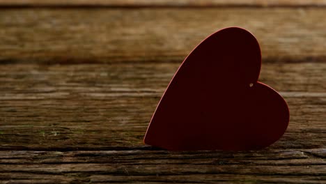 red heart tuck in the wooden plank 4k