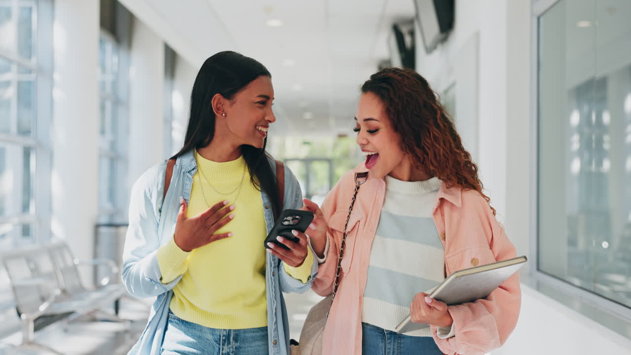 amigas, teléfono y feliz con caminar