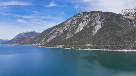 Achensee-Schöne-Aufnahme-Mit-Häusern-Und-Fluss-Österreich,-Hallstatt