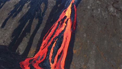 flujo de lava al rojo vivo del volcán fagradalsfjall en islandia - toma aérea de drones