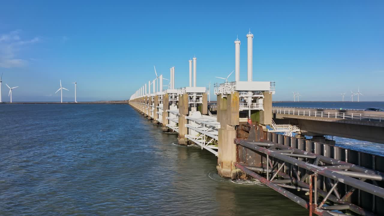 아름다운 화창한 날 네덜란드 zeeland에 있는 동부 scheldt 폭풍 해일 장벽의 콘크리트 및 강철 구조의 공중 전망