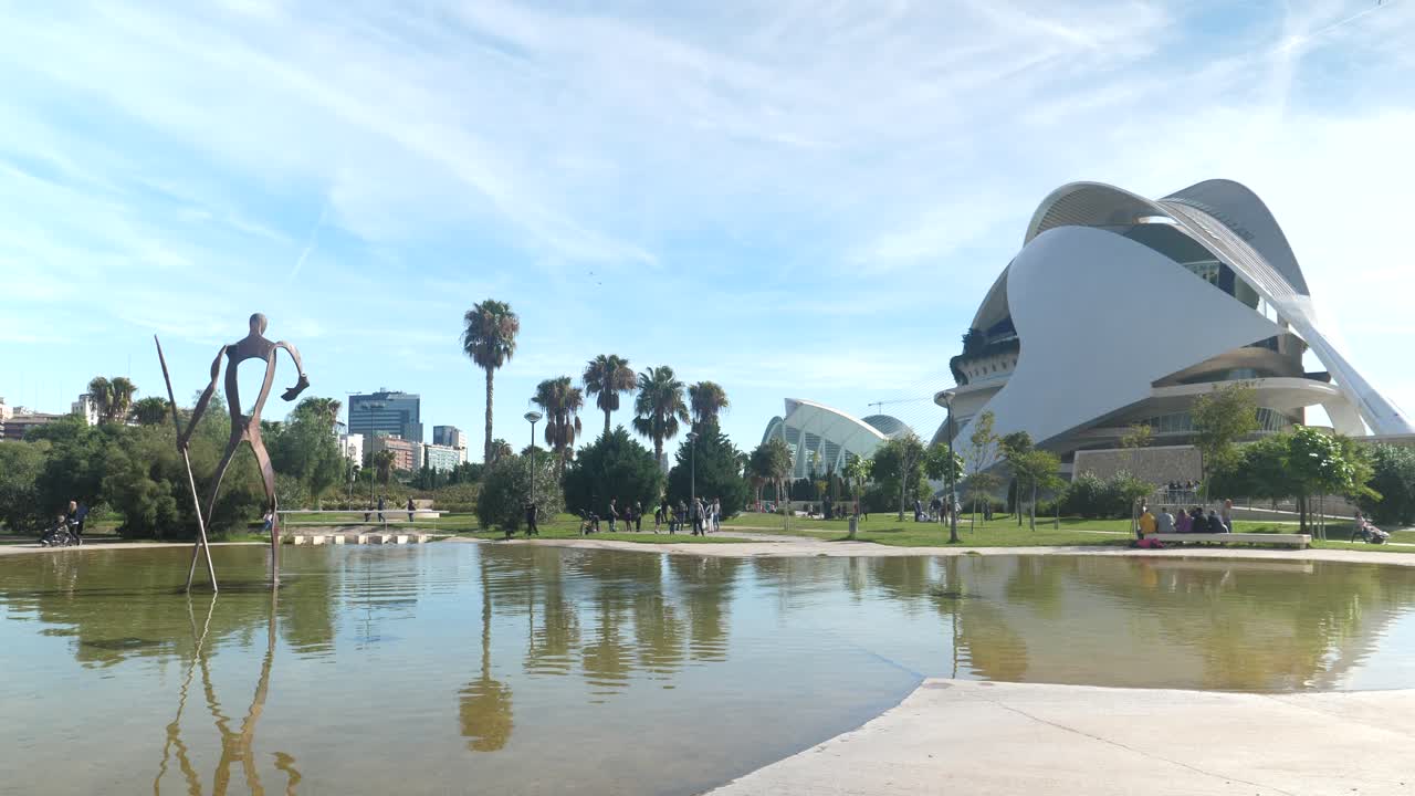 Ciudad de las Artes y las Ciencias en Valencia con arquitectura moderna y estanque
