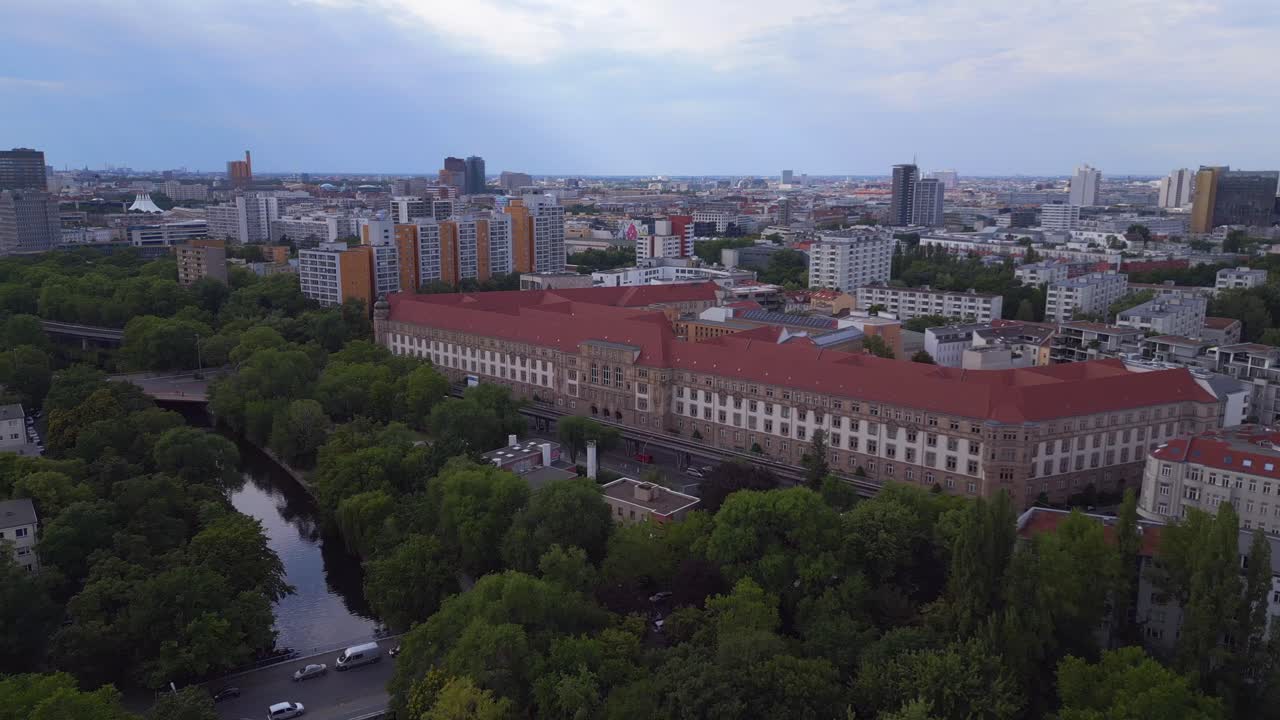 hermosa vista aérea de arriba vuelo oficina europea de patentes, ciudad de berlín alemania día de verano 2023