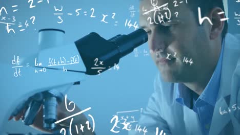 ecuaciones matemáticas que se mueven contra el científico masculino usando el microscopio