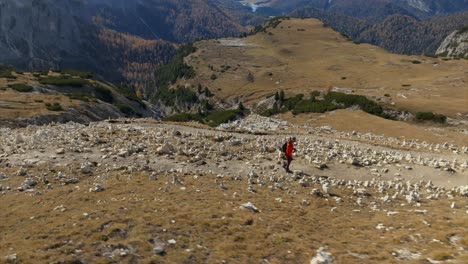 Luftaufnahme-Eines-Einsamen-Männlichen-Wanderers,-Der-Entlang-Der-Cime-Lavaredo-In-Den-Dolomiten-Spaziert