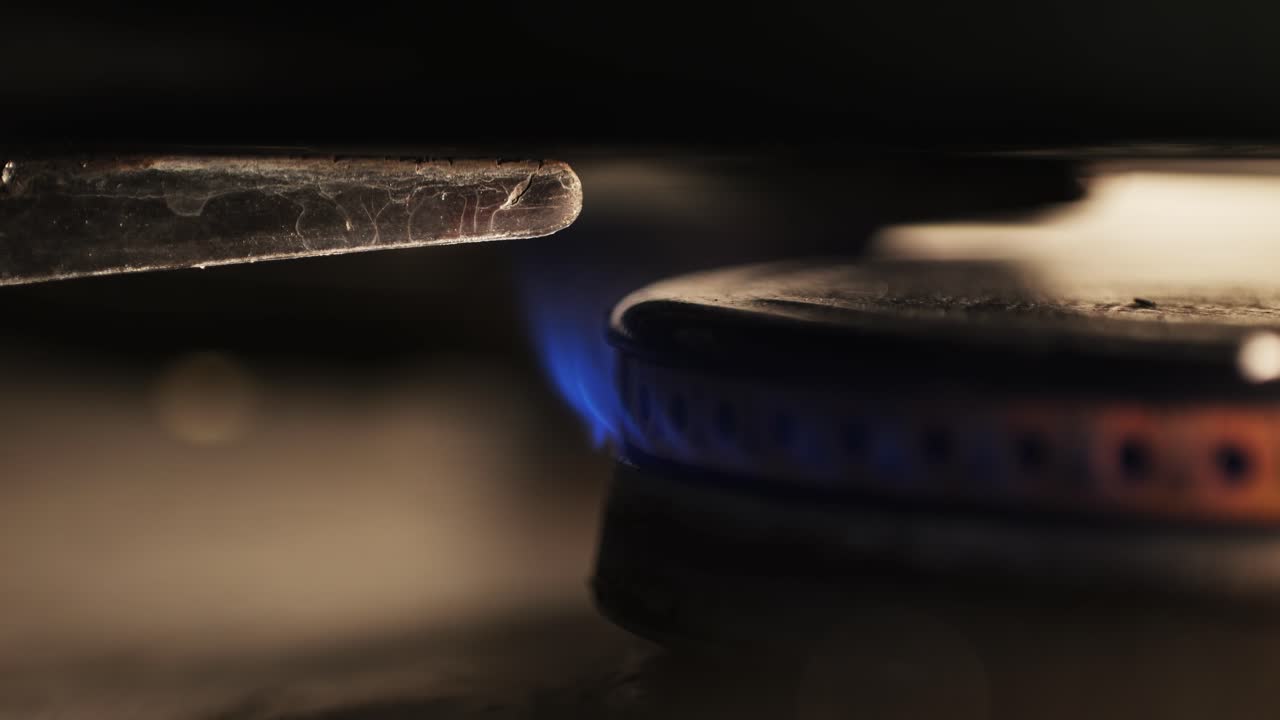 불꽃과 함께 가스 스토브 버너