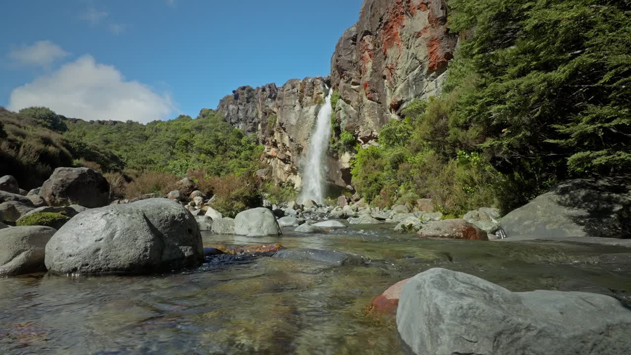 arroyo de agua dulce de montaña con cascada en la isla norte de nueva zelanda