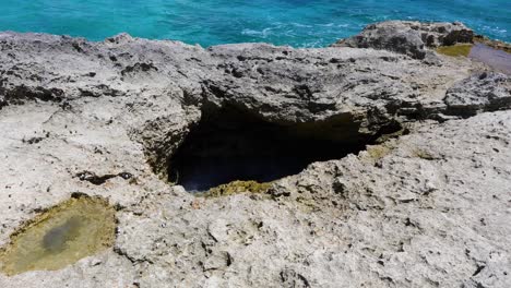 Statisches-Video-Eines-Lochs-In-Einem-Felsen-Auf-Exuma-Auf-Den-Bahamas