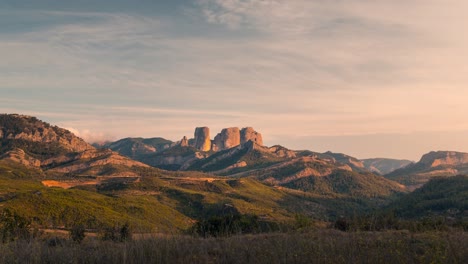 vista de las rocas de benet durante la puesta de sol en el parque nacional de los puertos, san juan de horta, cataluña, españa