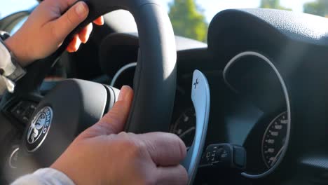 Hombre-Conduciendo-Un-Coche-Deportivo-Y-Girando-El-Volante-Hacia-El-Lado-Derecho