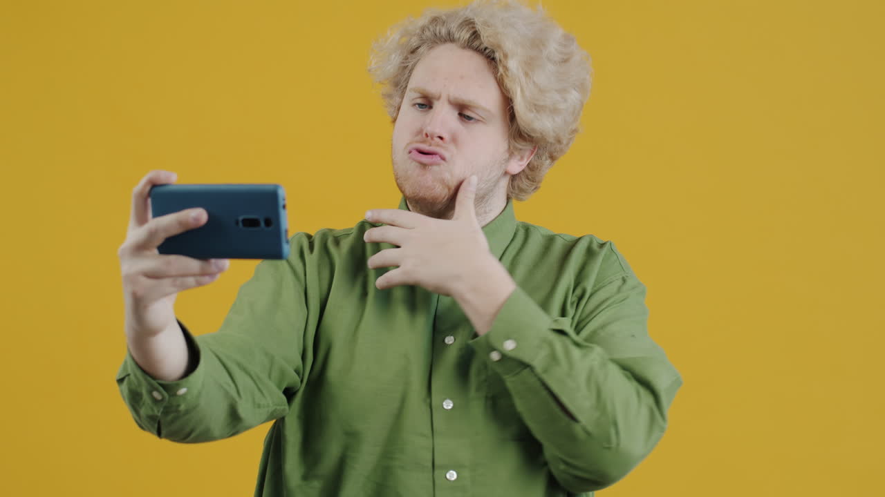 셀피를 찍는 남자