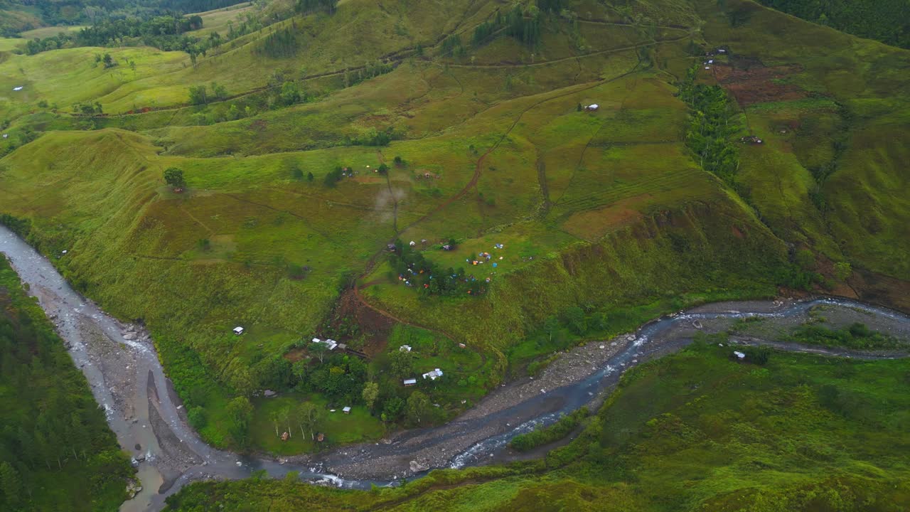 una vista de pájaro cinematográfica del campamento de sabang