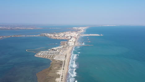 Palavas-Les-Flots-Toma-Aérea-Desde-La-Distancia-Costa-Mediterránea-Día-Soleado