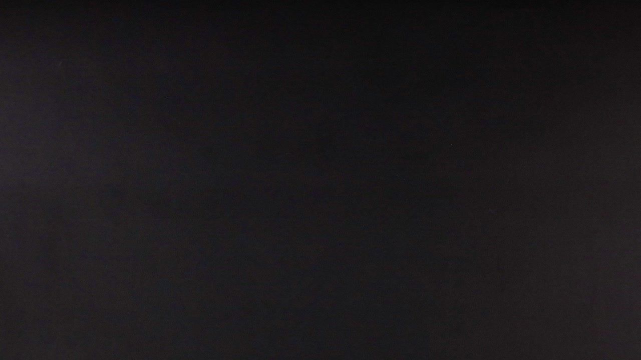 una pelota de ping pong se mueve a través de una superficie