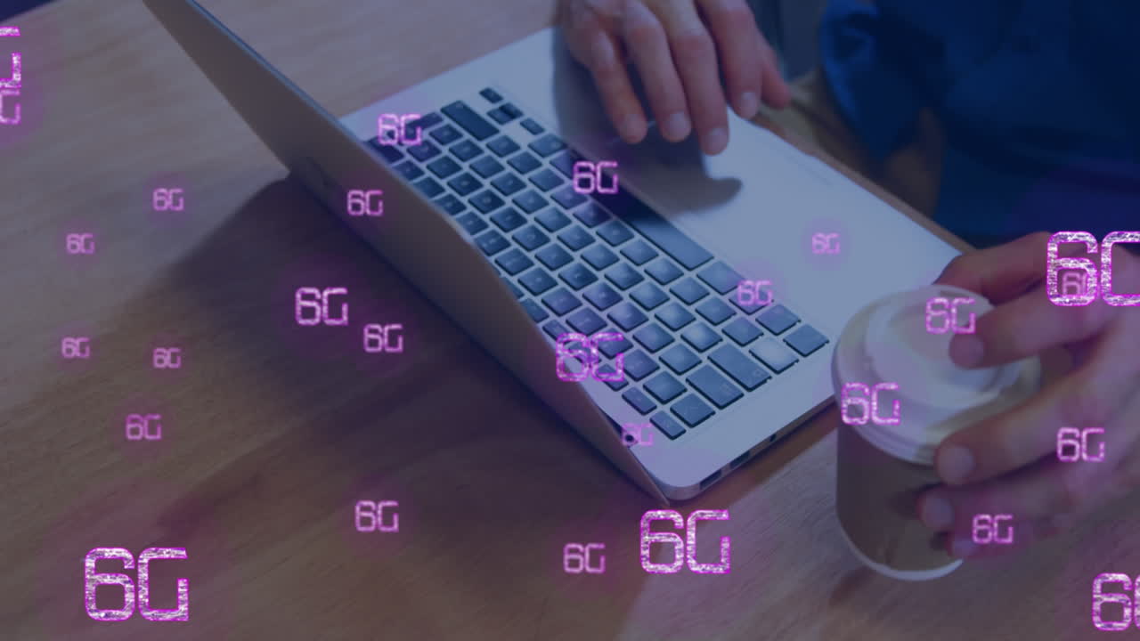 animación de textos 6g sobre hombre caucásico usando portátil.