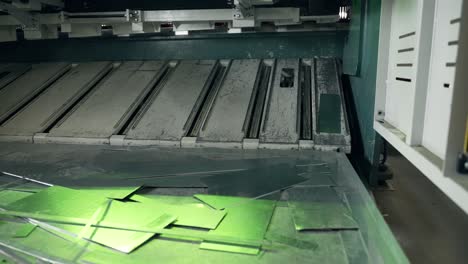 máquina de prensa de corte de acero en una fábrica